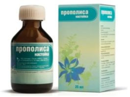Дешевое и эффективное средство — настойка прополиса. При каких заболеваниях оно очень хорошо помогает: холестерин, отит и др.